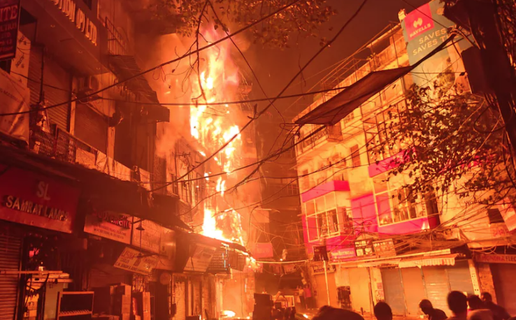 Chandni Chowk: चांदनी चौक में दो इमारतें ध्वस्त हो गईं और 60 से अधिक दुकान जल गईं; 250 युवा आग बुझाने में शामिल