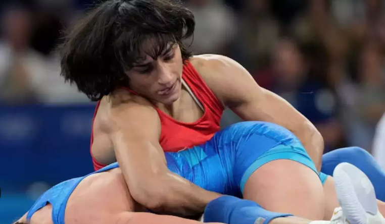 Vinesh Phogat: भारत को बड़ा झटका: विनेश फोगाट अयोग्य घोषित, गोल्ड मेडल मुकाबला नहीं लड़ पाएंगी