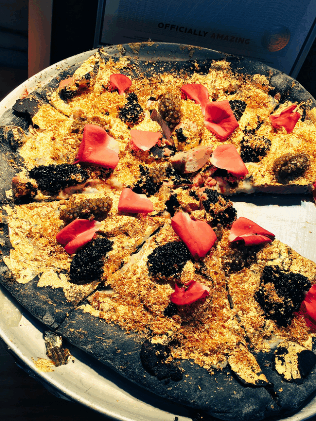 कभी खाया है २.३० लाख का गोल्डन पिज़्ज़ा ?