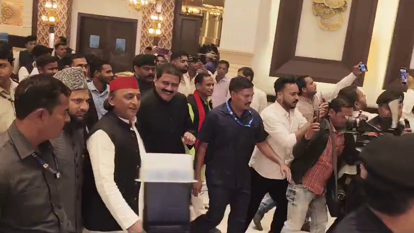 अखिलेश यादव का बड़ा हमला: चुनाव आयोग पर पक्षपात का आरोप, बोले – जनता को उलझाने का काम कर रही सरकार #AkhileshYadav #SamajwadiParty #ElectionCommission #BJP #PoliticalNews #BreakingNews #SPNews #BJPvsSP #PoliticalUpdate #Election2025