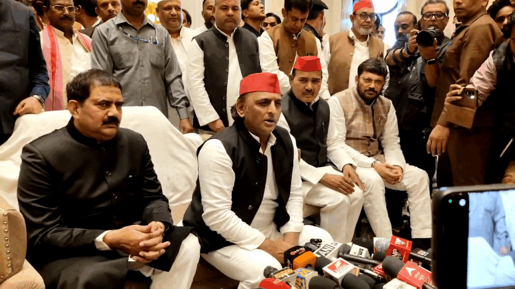 अखिलेश यादव का बड़ा हमला: चुनाव आयोग पर पक्षपात का आरोप, बोले – जनता को उलझाने का काम कर रही सरकार #AkhileshYadav #SamajwadiParty #ElectionCommission #BJP #PoliticalNews #BreakingNews #SPNews #BJPvsSP #PoliticalUpdate #Election2025