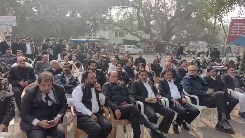 मेरठ में हाईकोर्ट बेंच की स्थापना की मांग को लेकर संघर्ष तेज, पश्चिमी यूपी बंद का दिखा व्यापक असर #MeerutNews #HighCourtBench #WestUP#Meerut #JusticeForWestUP #LawyersProtest#MeerutBandh #HighCourtBench #UPNews